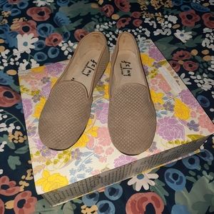 French Sole New York Tan textured leather slip ons sz 6.5